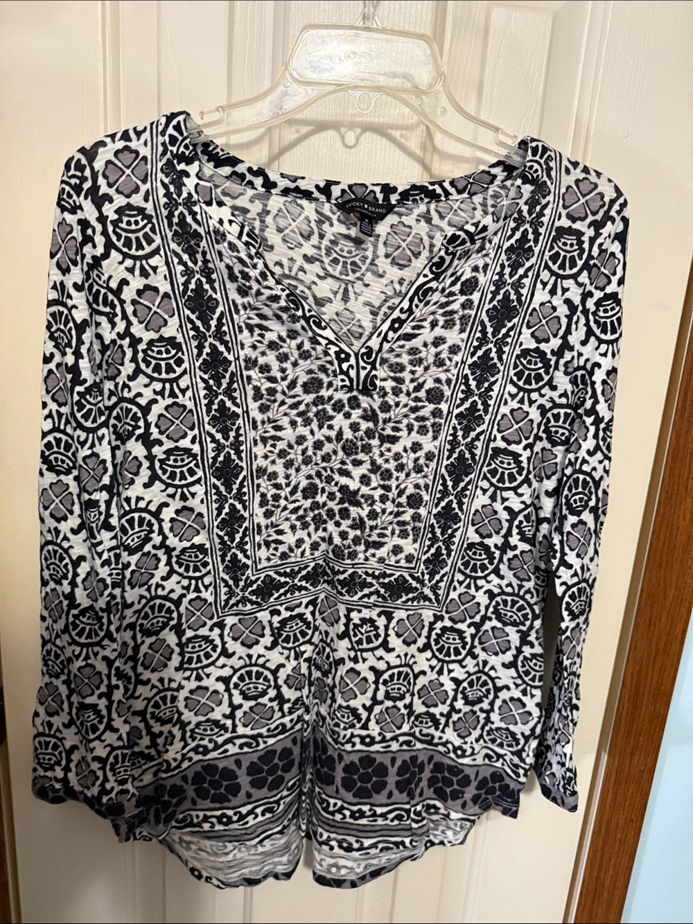 Lucky Brand Black & White Printed V-Neck Women's Top size Medium